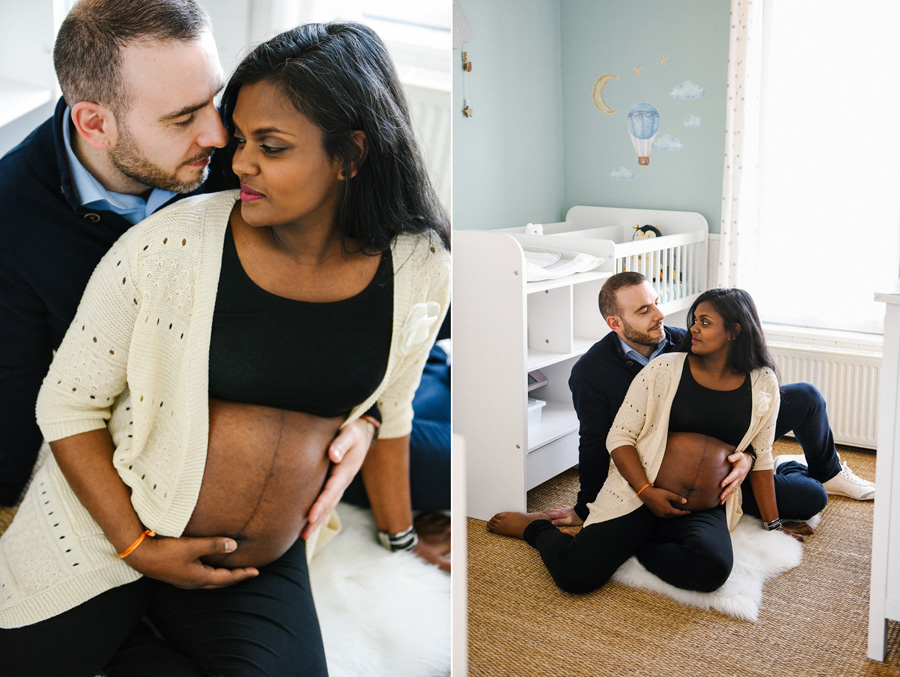 un couple de futurs parents est assis dans une chambre de bébé