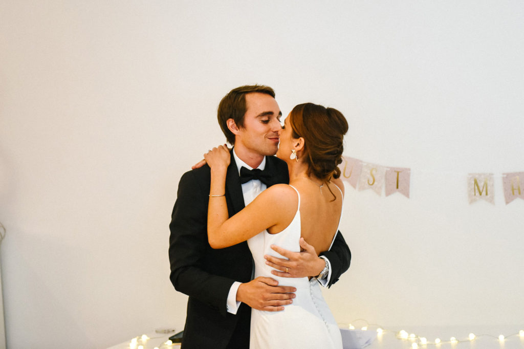 Des mariés s’embrassent dans un appartement