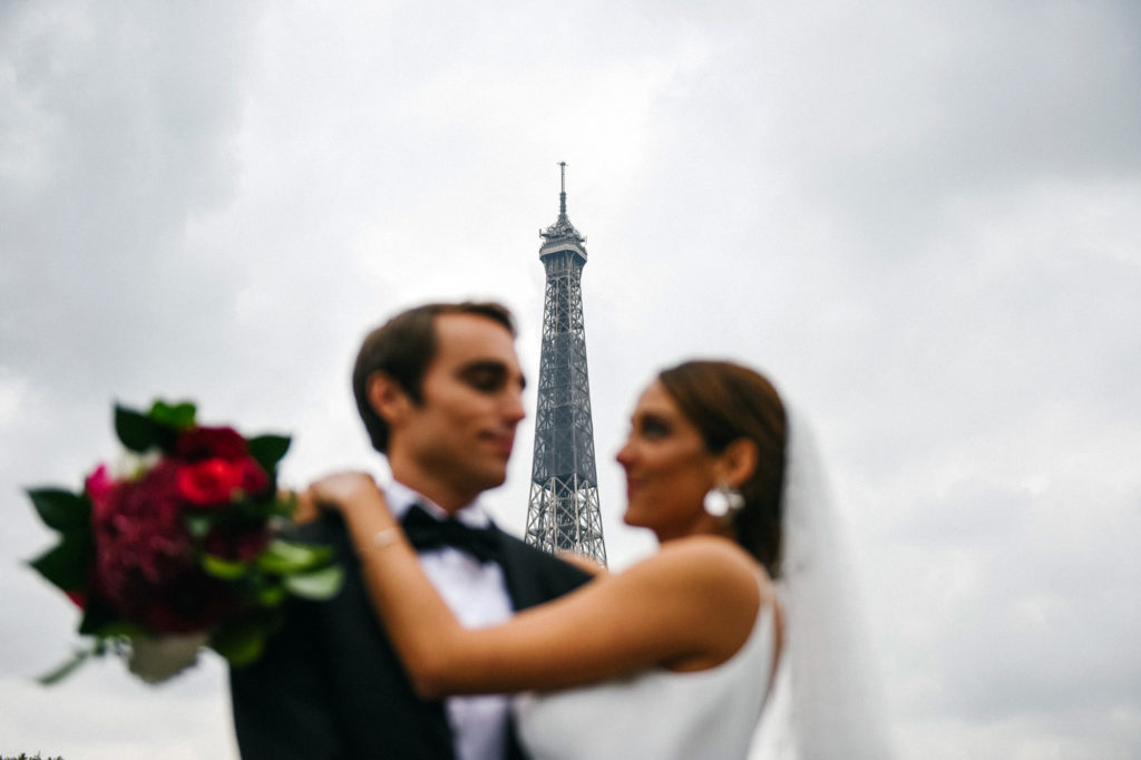 Les mariés s’enlacent devant la tour Eiffel