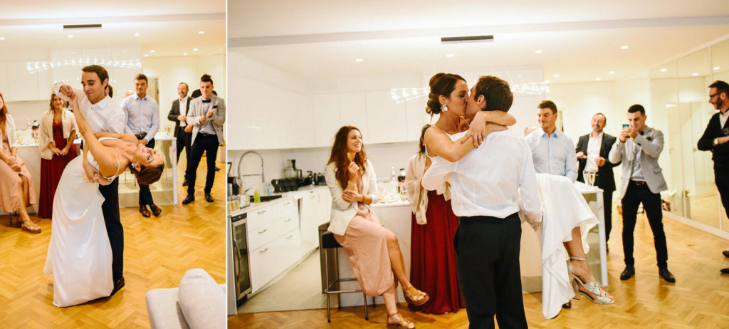 Les mariés font leur première danse dans un salon d’appartement