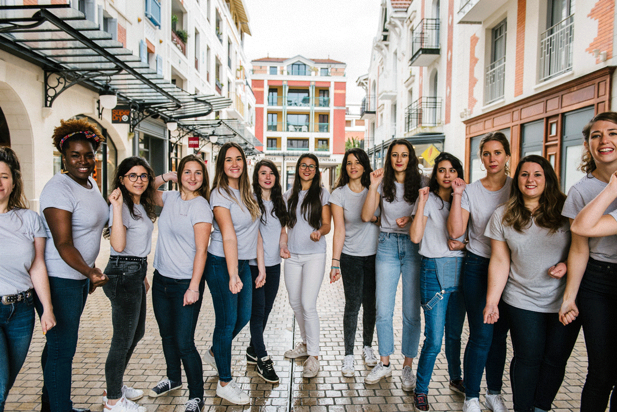 image animée de femmes qui lançent des confettis