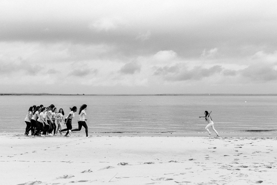 une jeune femme court vers ses amies sur la plage