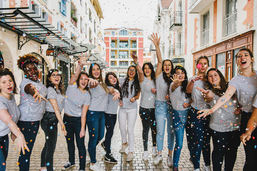 des femmes lancent des confettis sur la photographe
