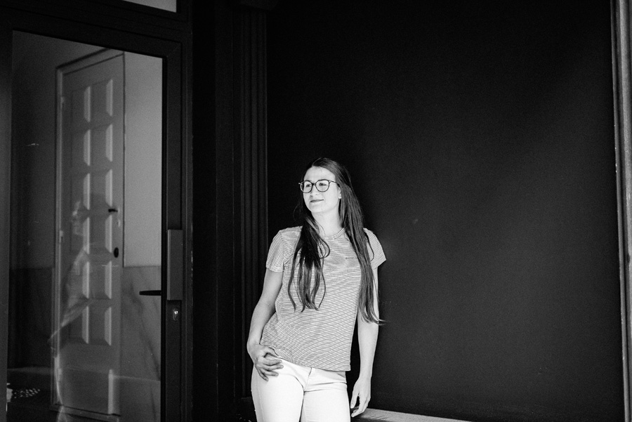 portrait de femme en ville en noir et blanc