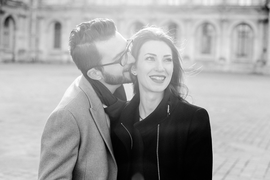 un homme embrasse sa fiancée à Paris