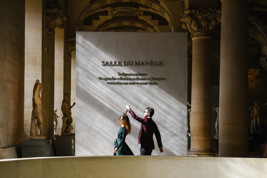 un homme fait danser une femme dans une salle de musée