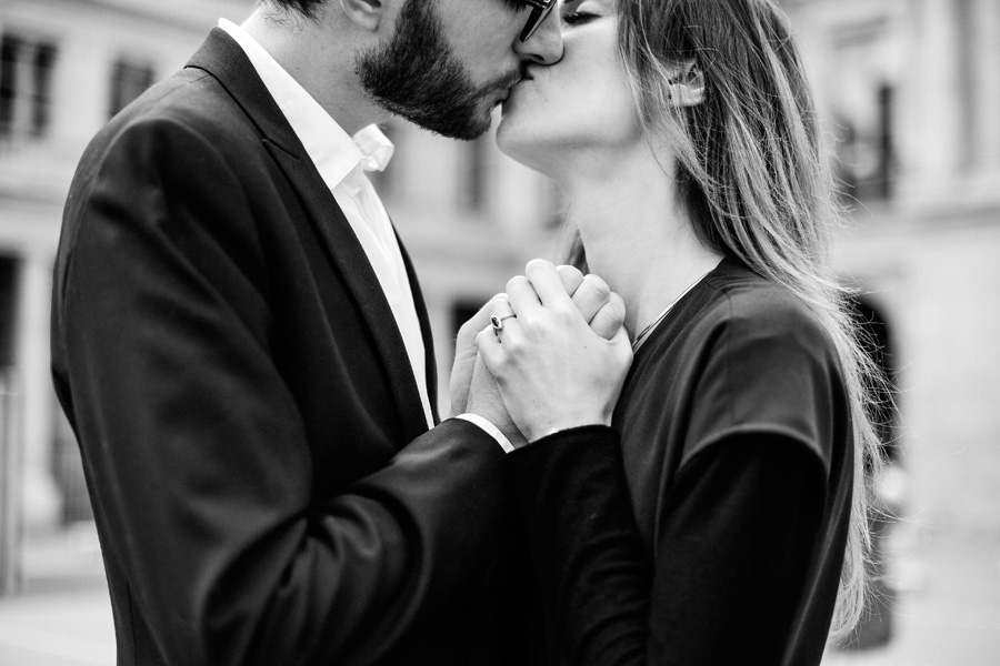 un couple s'embrasse en se tenant les mains