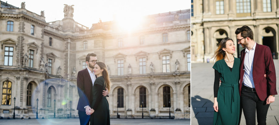 un couple se promène sur l'esplanade du musée du Louvre