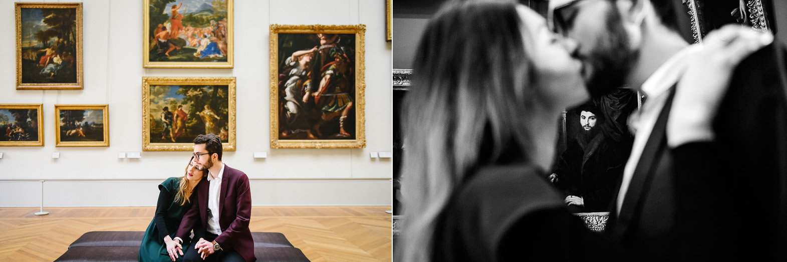 un coupe pose dans une galerie dans le musée du Louvre