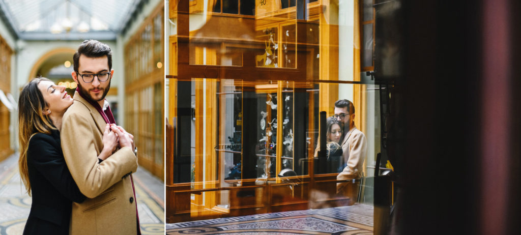 un couple s'enlace dans la galerie Vivienne à Paris