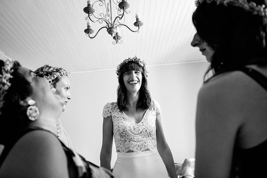 la future mariée rit avec ses amies et témoins