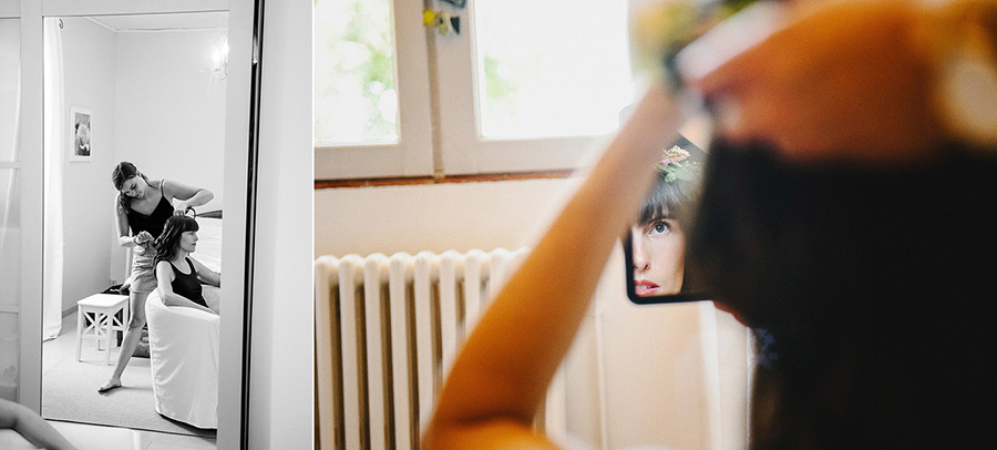 La mariée ajuste sa coiffure dans le miroir