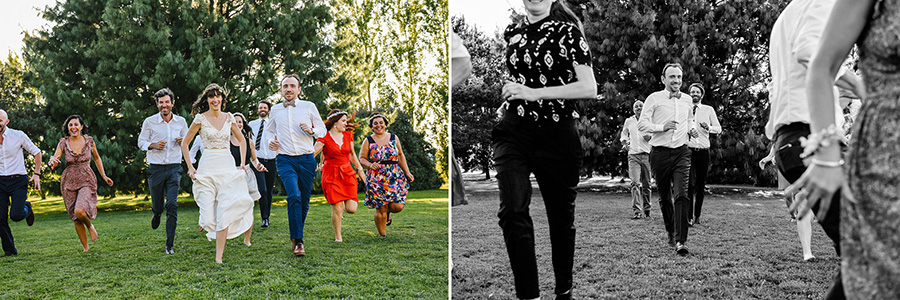 les mariés et leurs amies courent dans un jardin vers le photographe