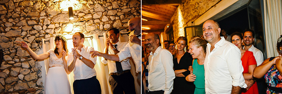 les invités sourient pendant la diffusion du diaporama