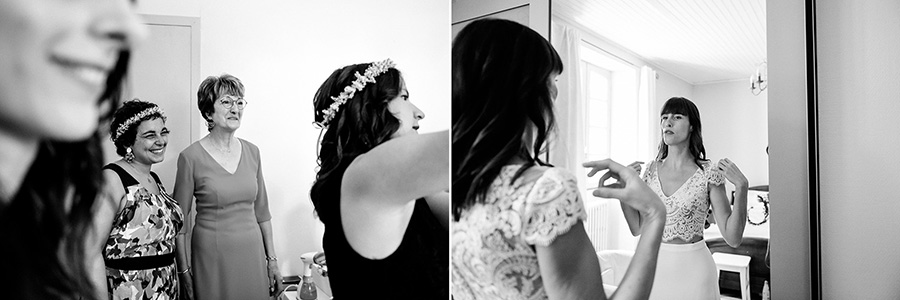 la mère de la mariée la regarde mettre sa robe
