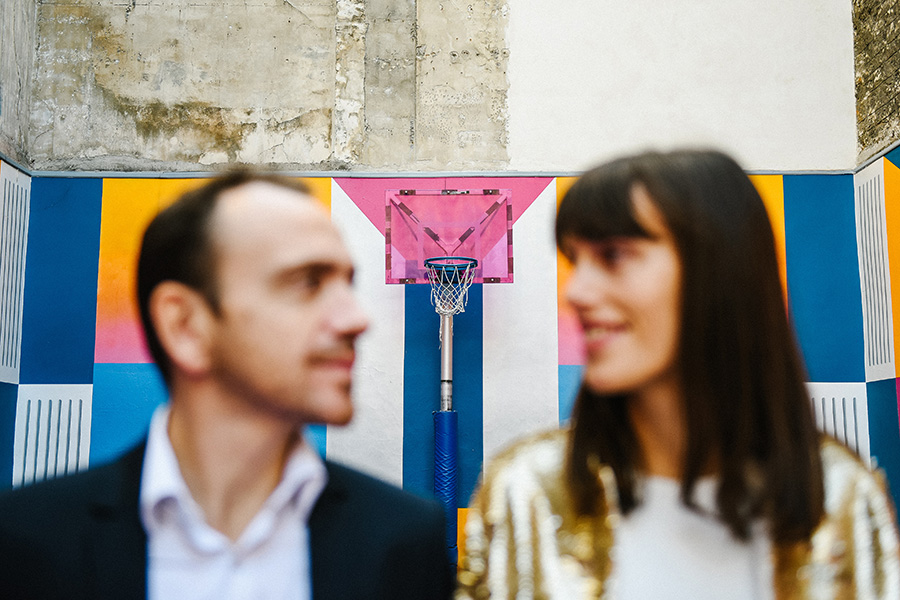 un couple sur un terrain de basket à Paris
