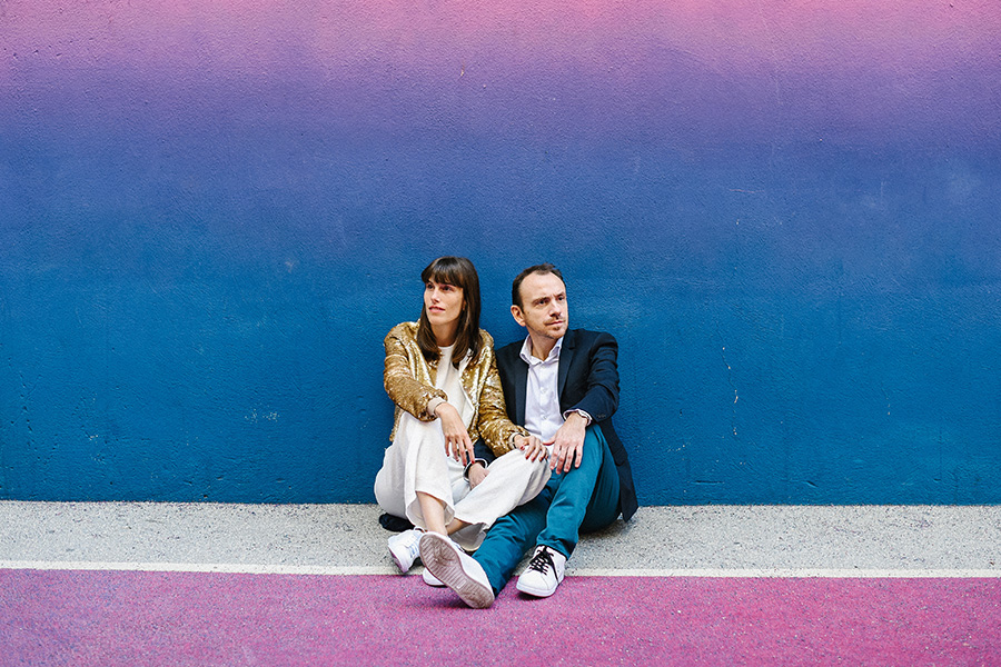 un couple pose sur un terrain de basket coloré à Paris