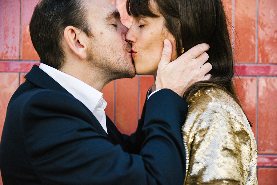 un couple s'embrasse