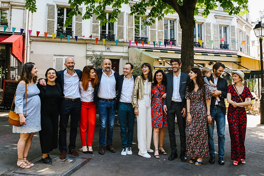 une photo de groupe des mariés avec leurs témoins sur une place à Paris