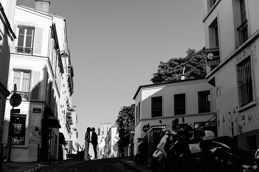 les silhouettes d'un homme et d'une femme sur la butte Montmartre