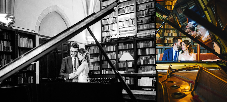 Des jeunes mariés posent devant un piano à queue dans une bibliothèque