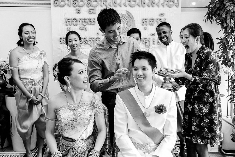 Le frère du marié lui coupe une mèche de cheveux pendant la cérémonie cambodgienne