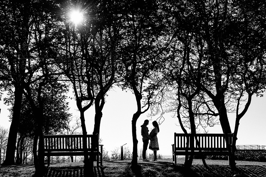 un couple se tient face à face dans un parc