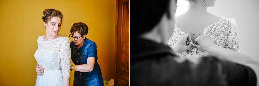 la mère de la mariée lui attache sa robe