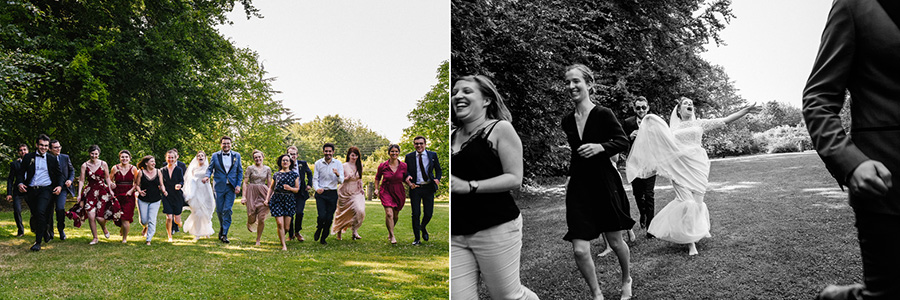 les mariés et leurs amis courent vers le photographe pendant une photo de groupe