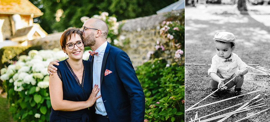 des invités au mariage posent pendant le cocktail, et un enfant joue au mikado géant