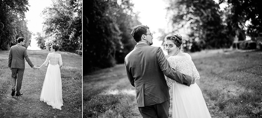les mariés marchent dans la nature pendant la séance photo de couple