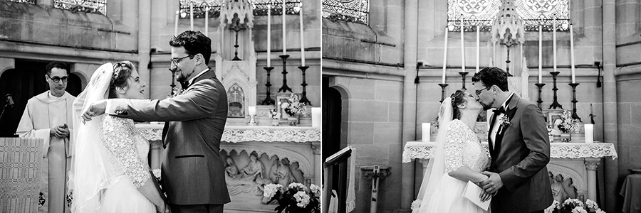 le marié enlève le voile de la mariée et l'embrasse