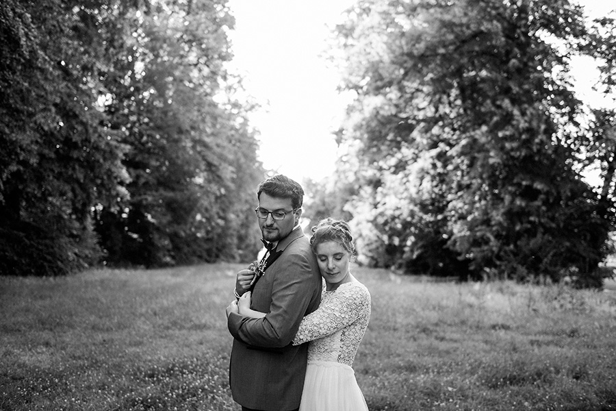 les mariés posent en pleine nature pendant la séance photo de couple