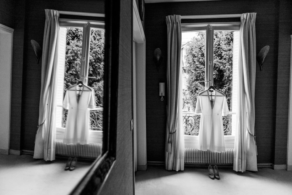 La robe de mariée est accrochée à une fenêtre