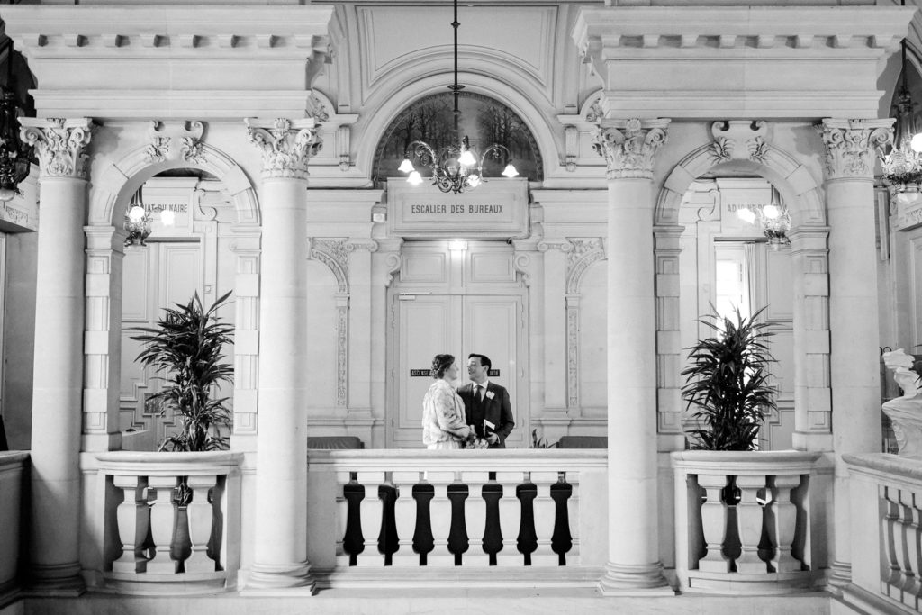 Les mariés se regardent dans la mairie de Neuilly
