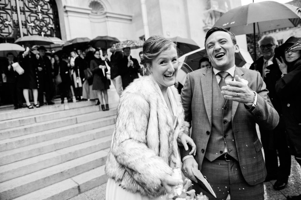 Les invités au mariage lancent du riz sur les mariés
