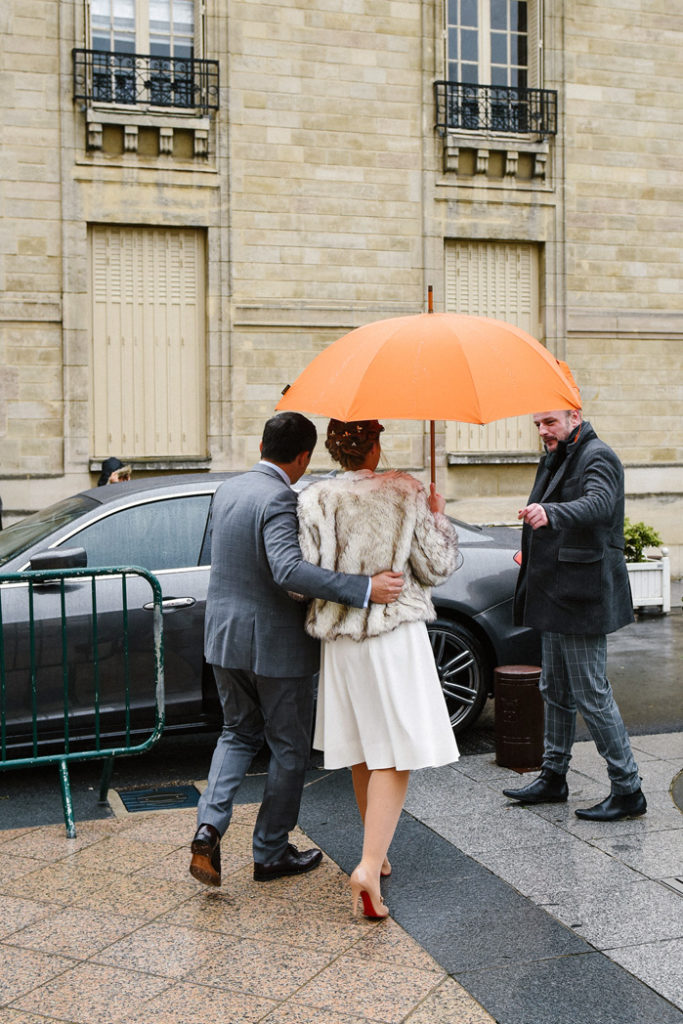 Le couple marche sous un parapluie