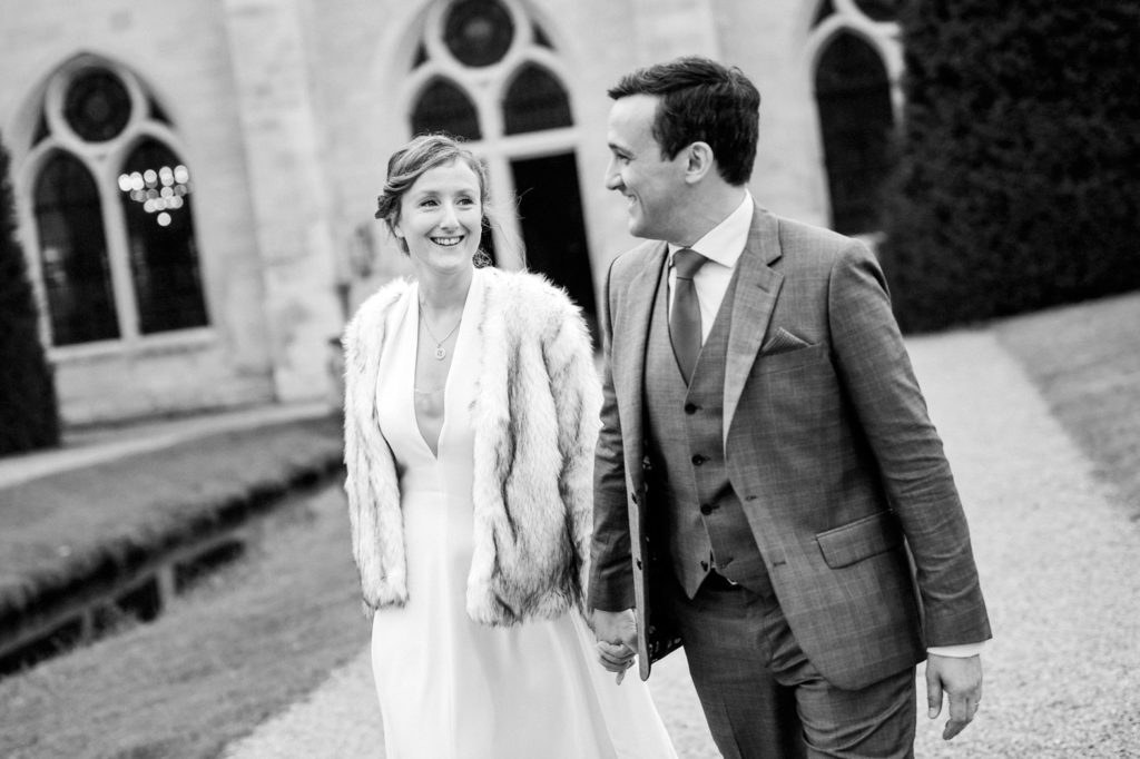 Le couple marche dans le parc