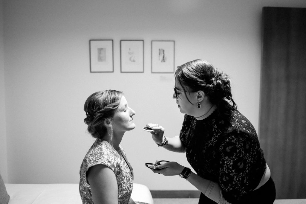 La mariée est maquillée par sa témoin