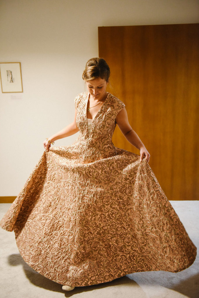 La mariée pose avec sa robe dorée