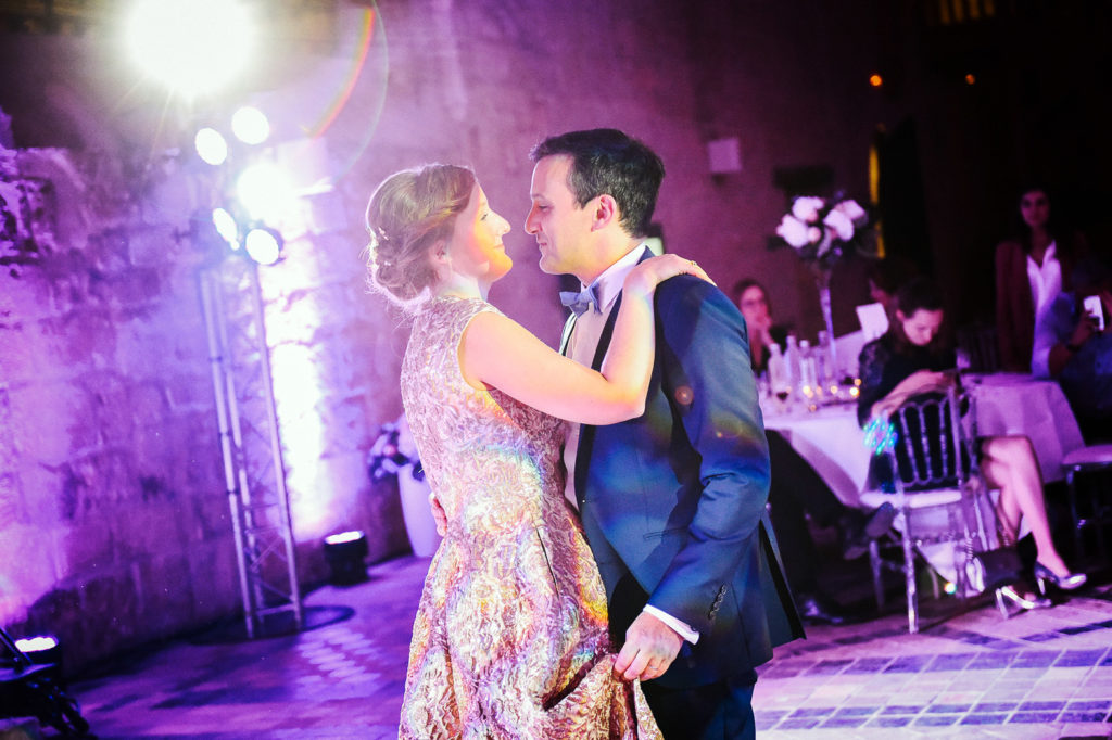 Les mariés dansent pendant la réception de mariage