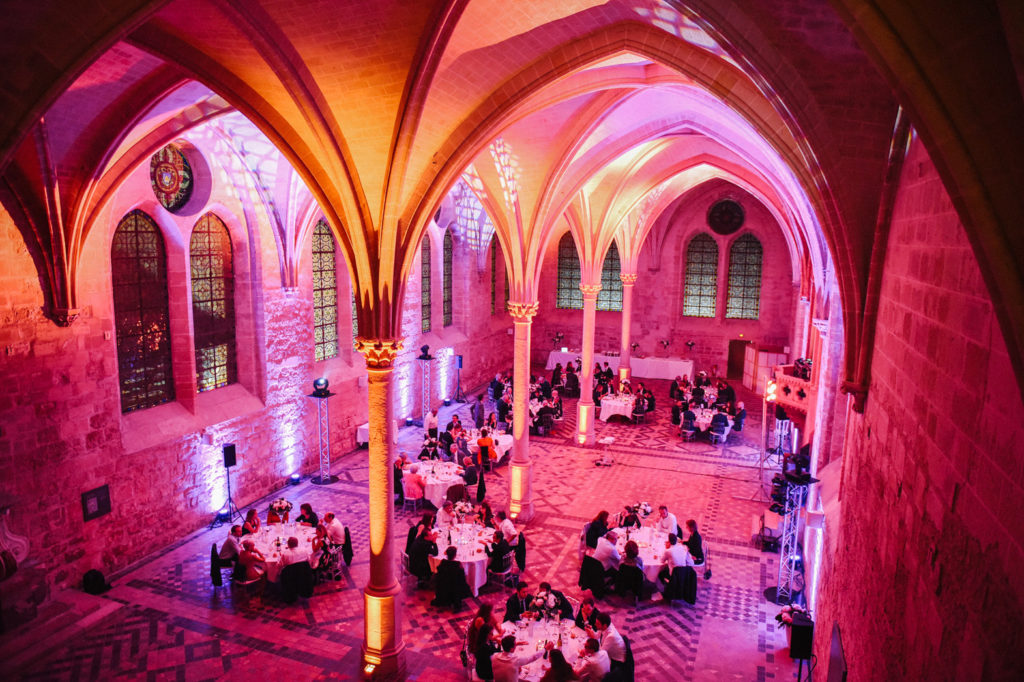 Les invités sont à table dans la salle de dîner de l'abbaye