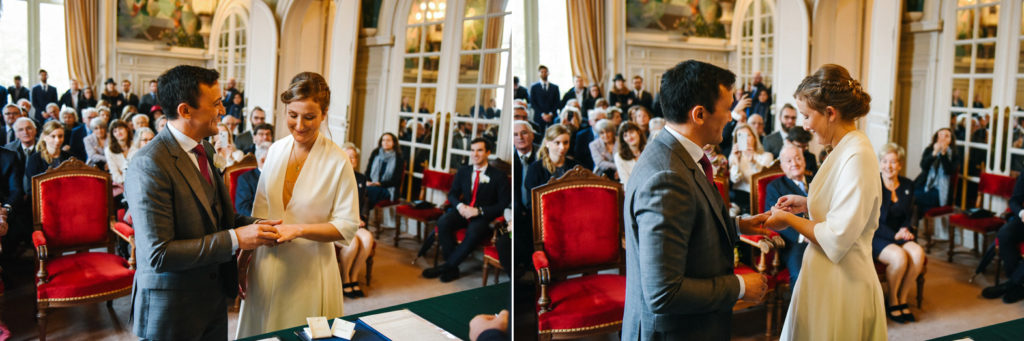 Les mariés échangent leurs alliances à la mairie