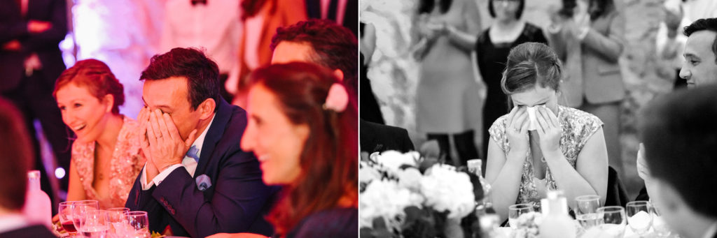 Les mariés sont émus par les discours pendant le repas