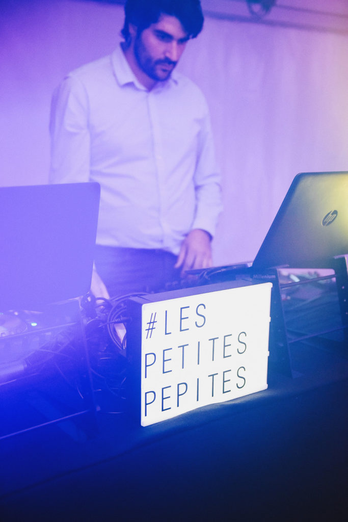 Un DJ joue de la musique pendant un mariage à Toulouse