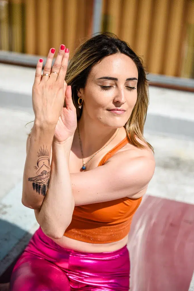 Portrait professionnel d’une professeure de yoga à Toulouse, en posture de méditation, réalisé par une photographe spécialisée bien-être.