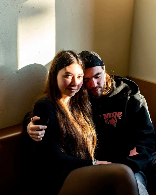 5 minutes…un hasard, une rencontre, une lumière, un échange / Un défi, surtout, celui de retranscrire leur si belle complicité captée d’abord du coin de l’œil, leurs regards amoureux dans ce coin de café un matin de février / Un merci aussi, à C+E, pour cette confiance accordée à une inconnue, dans un coin de café, un matin de février